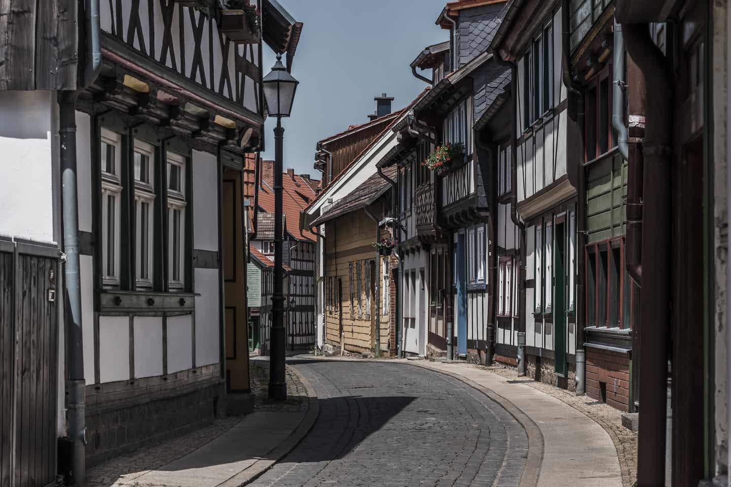 Wernigerode Urlaub mit DERTOUR. Kleine Gasse mit Fachwerkhäusern in Wernigerodes Altstadt