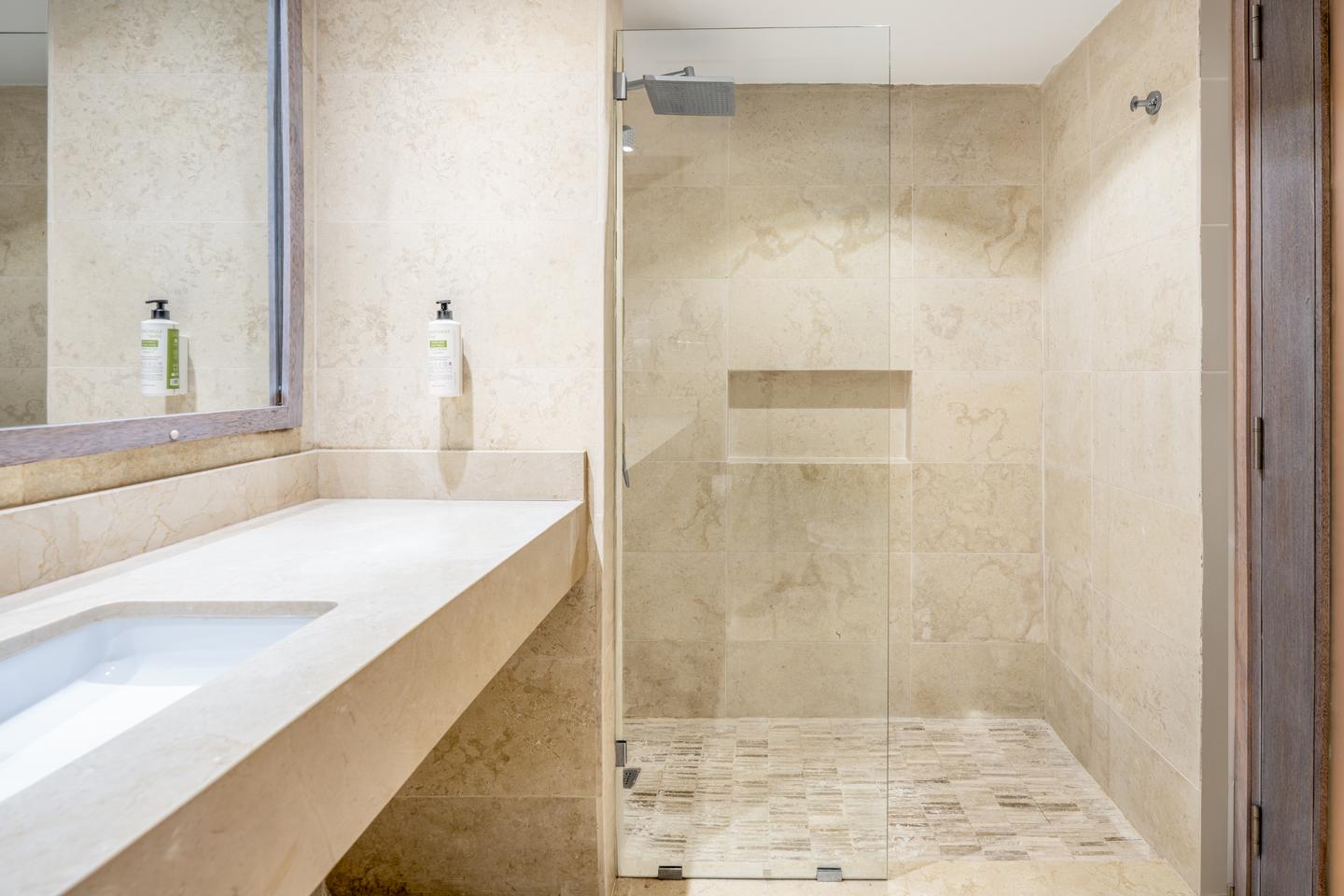 Double Room Superior Deluxe Bad-Beispiel