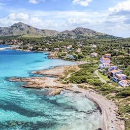 spanien-norden-alcudia-strand-luftaufnahme-strand-sant-pere-g-1324340143.jpg