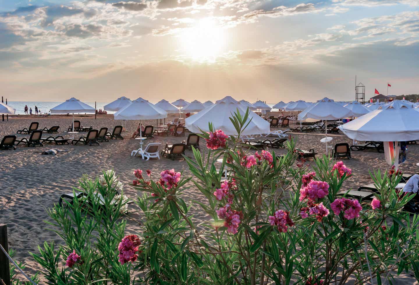 Blick auf den Side-Strand mit Sonnenuntergang im Hintergrund