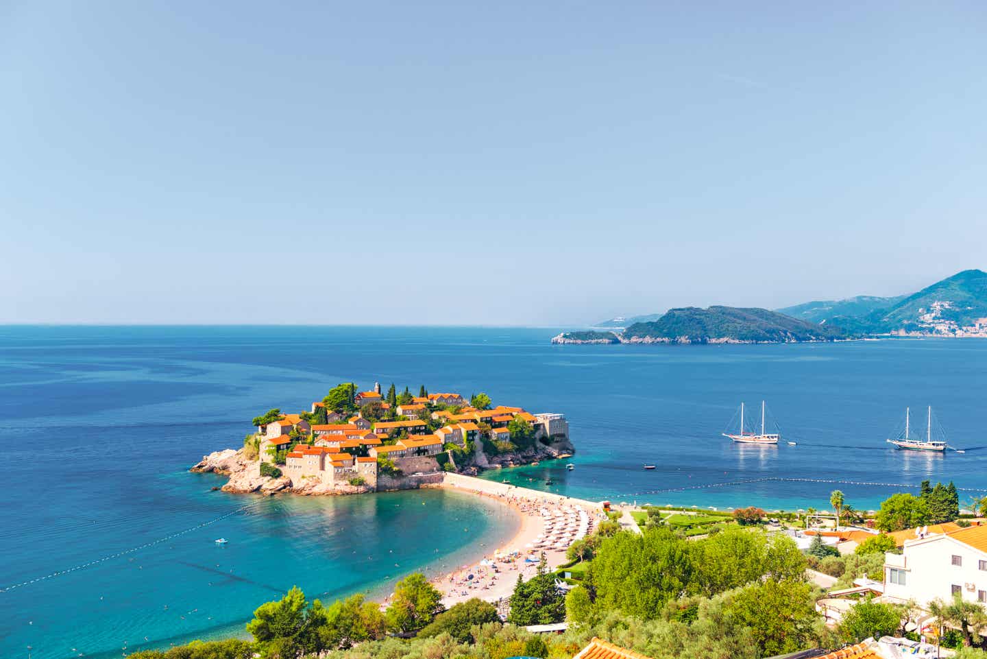 Adriainsel Sveti Stefan: eine Sehenswürdigkeit Budvas Blick auf eine Adriainsel Budvas mit Damm zum Festland: Sveti Stefan