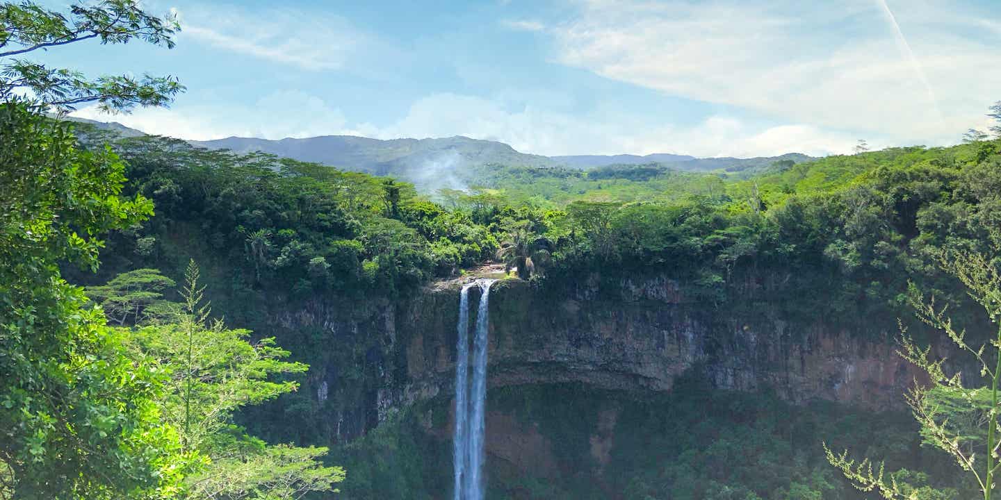 Chamarel Wasserfall auf Mauritius – ein Highlight für einen Familienurlaub auf Mauritius, umgeben von tropischer Vegetation und beeindruckender Landschaft.