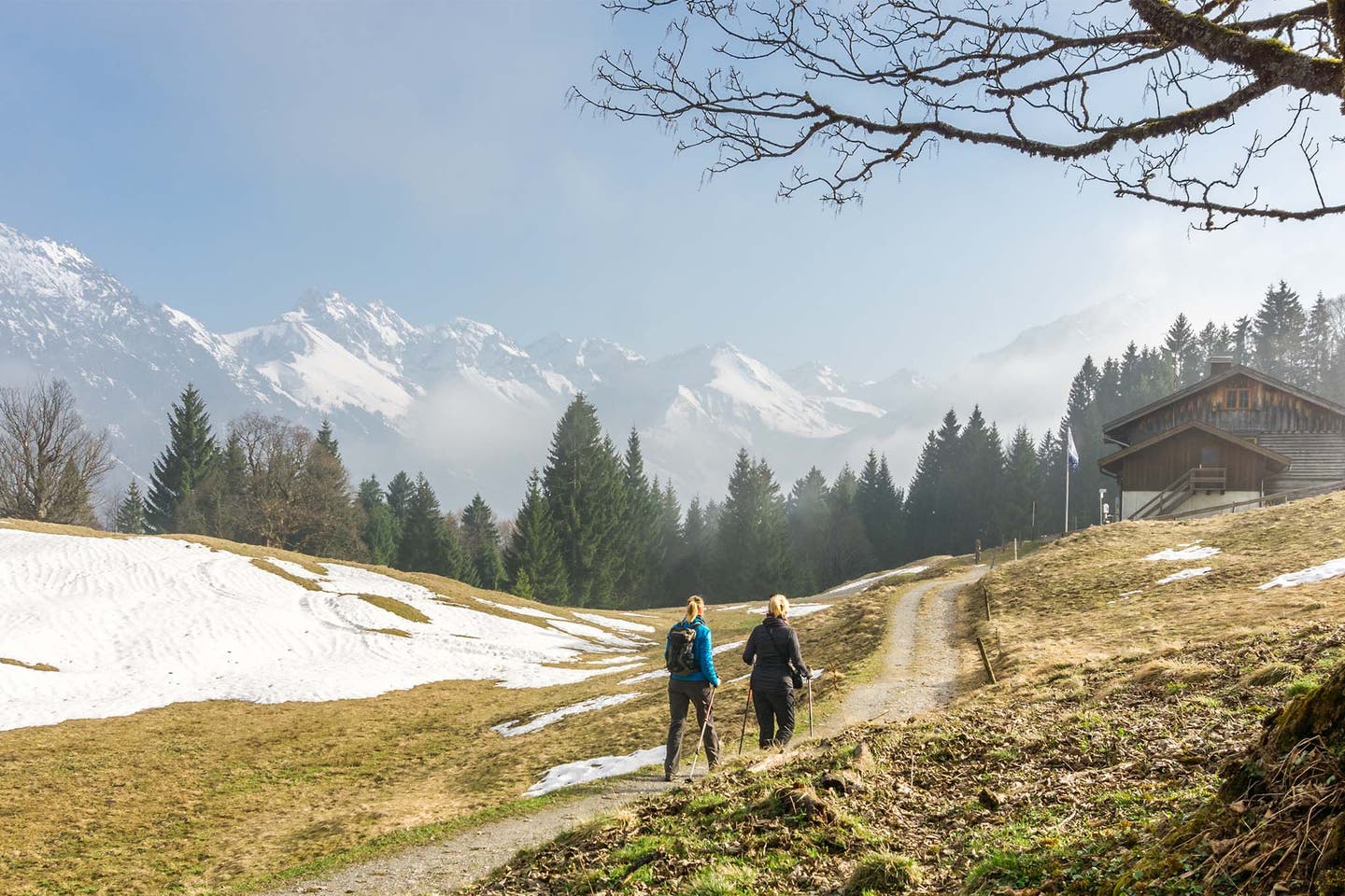 Zwei Frauen wandern Richtung Hütte