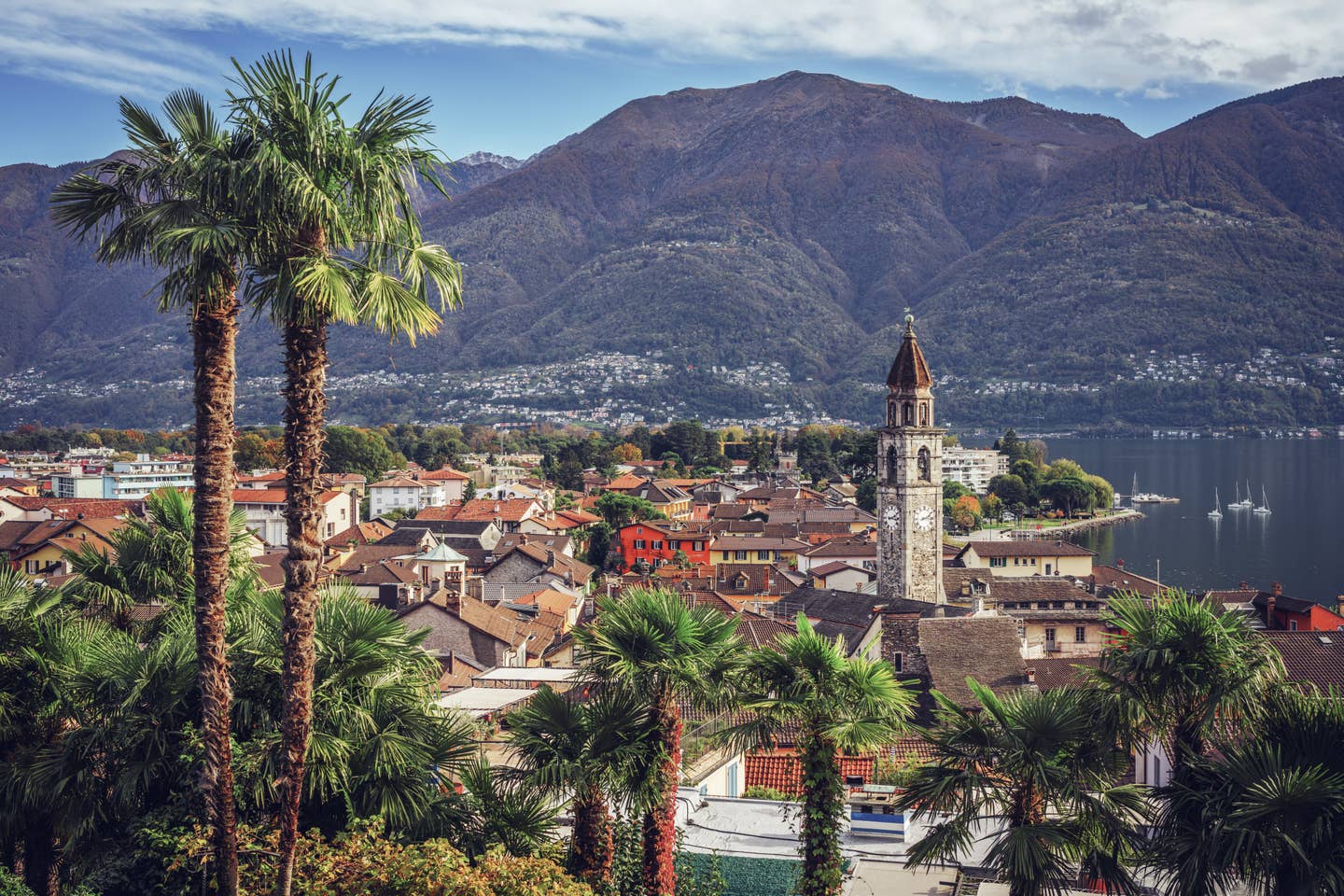 Lago Maggiore Urlaub mit DERTOUR. Ascona mit Bergen und dem Lago Maggiore im Hintergrund