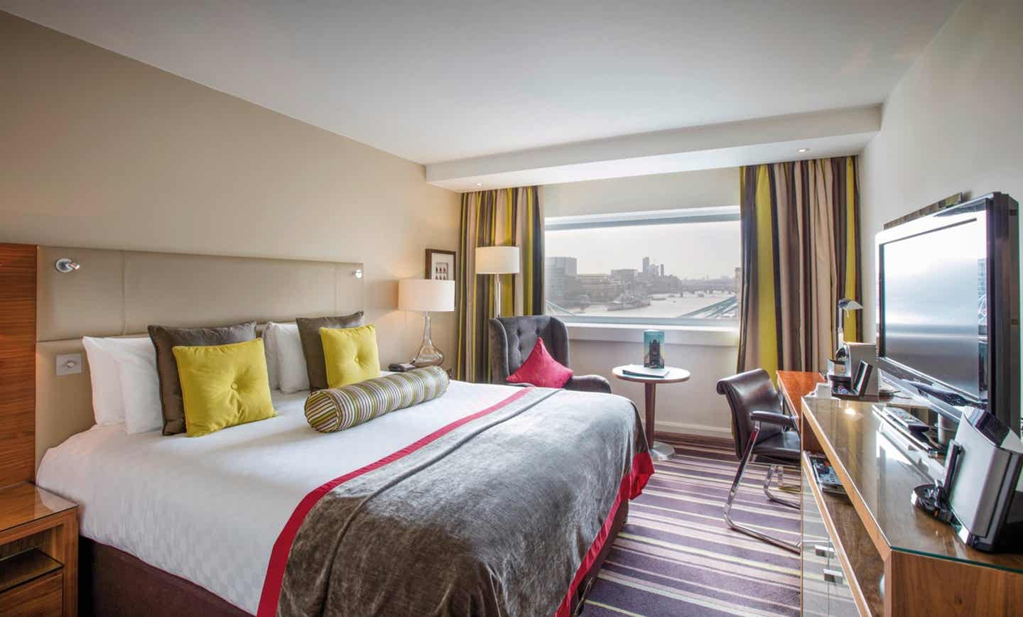 The Tower Hotel in London: Schlafen mit Blick auf die Themse oder den Tower möglich Blick auf ein Hotelzimmer, durch das Fenster sieht man die Themse im Hintergrund
