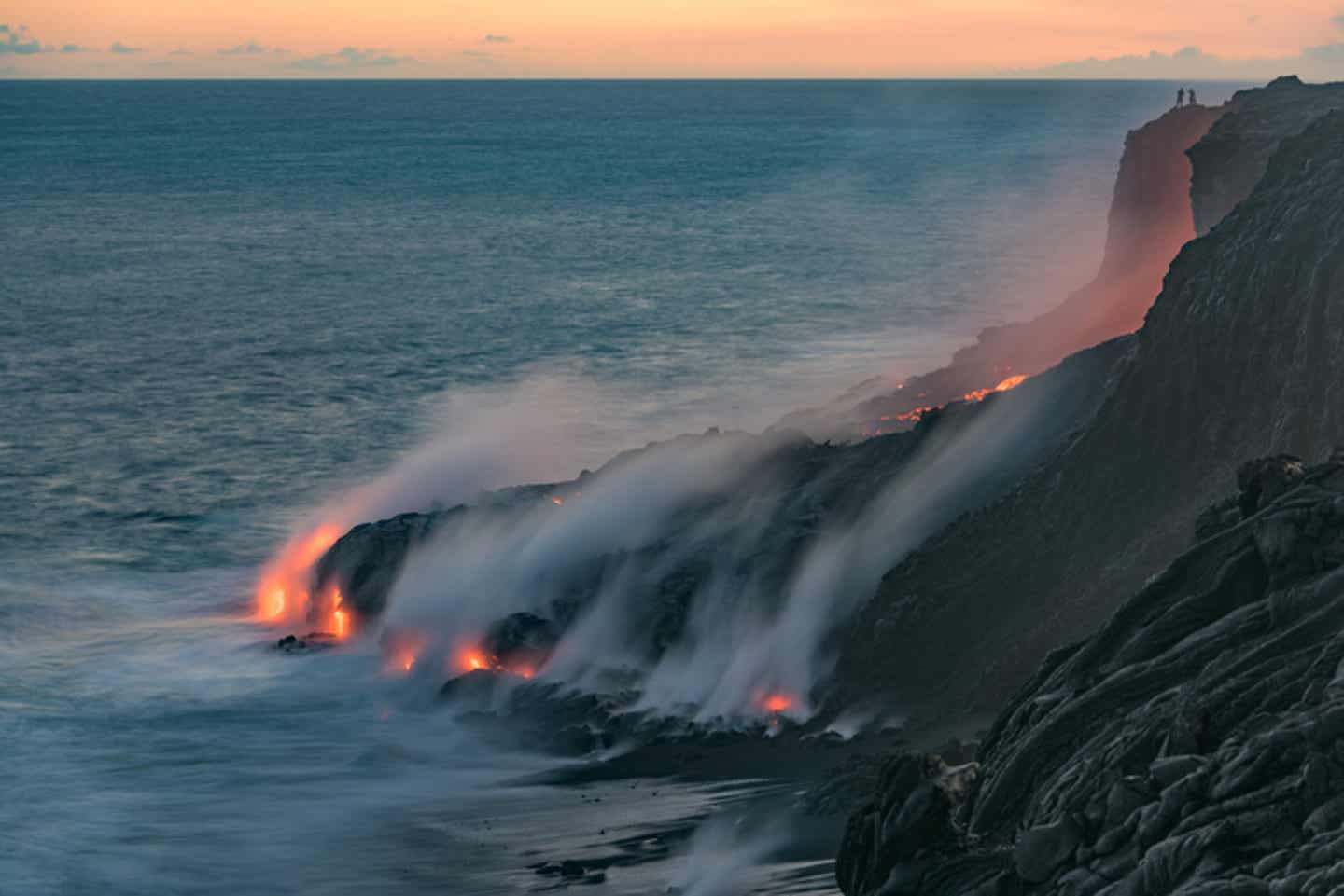 Volcano National Park, Big Island. Die heiße Lava des Kilauea fließt in den Pazifik