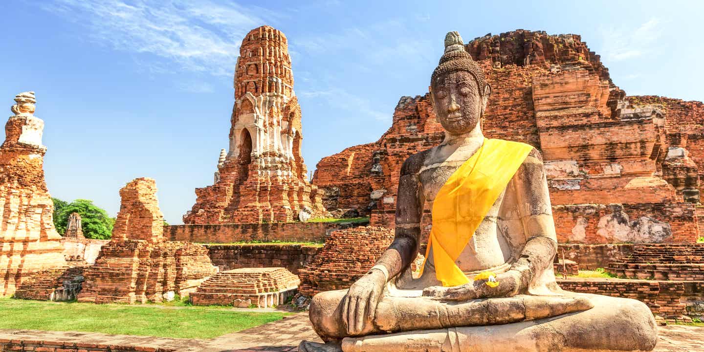 Blick auf Buddha-Statue in einer Tempelanlage siamesischen Stils