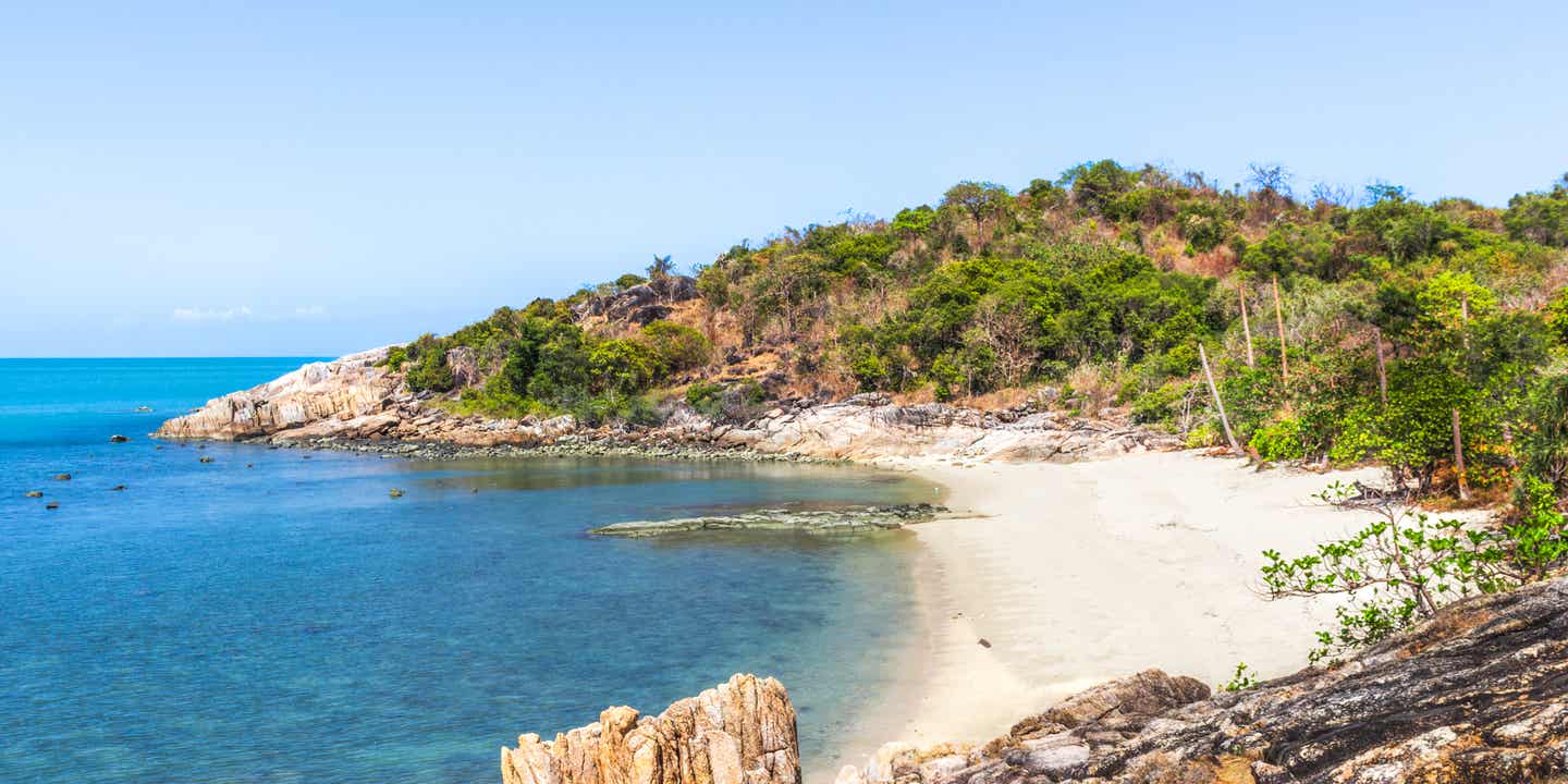 Abgeschiedener Strandabschnitt mit hellem Sand, Felsen und ruhigem Wasser an der Thongson Bay auf Koh Samui