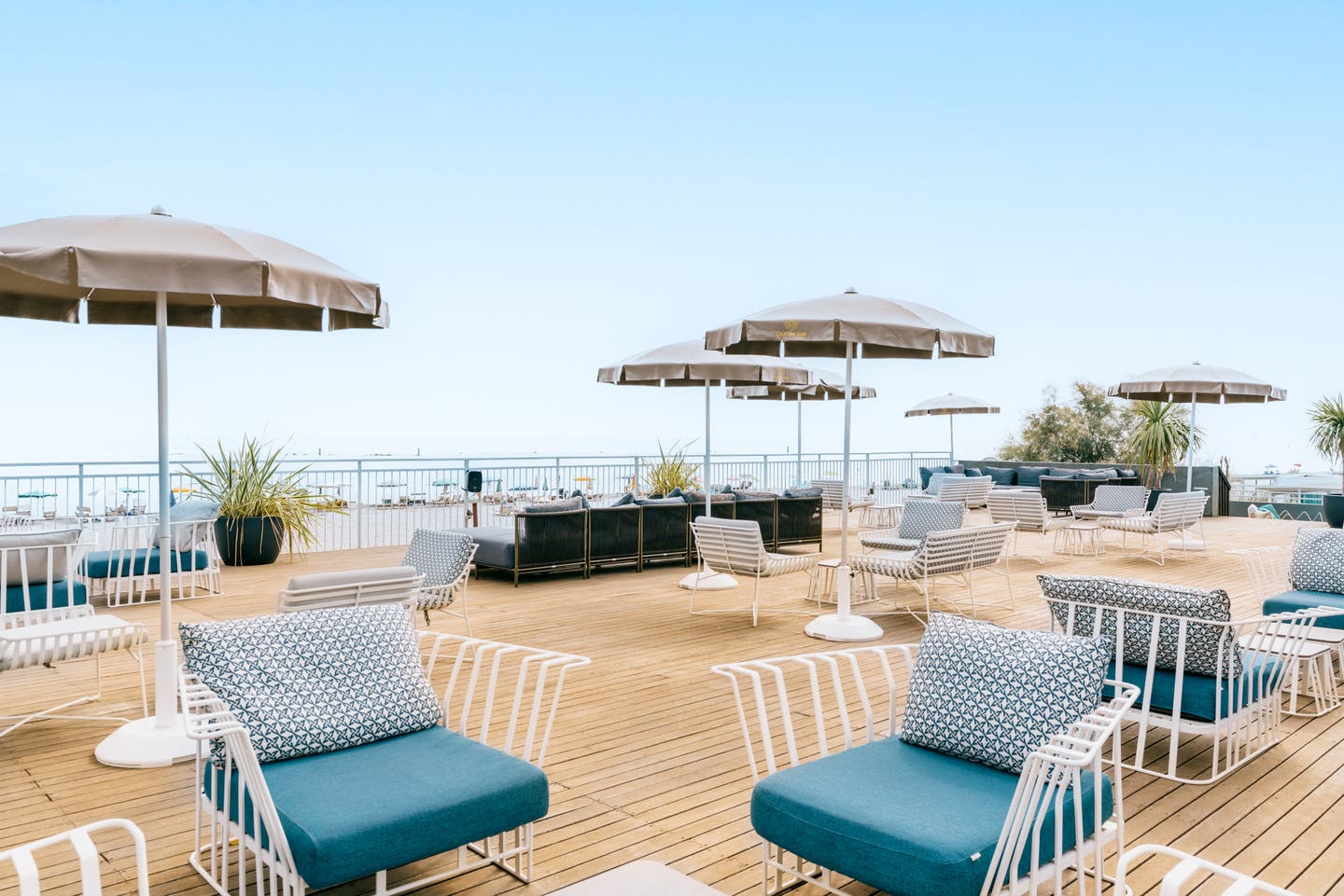 Gemütliche Roof Top Terrasse der Strand Bar