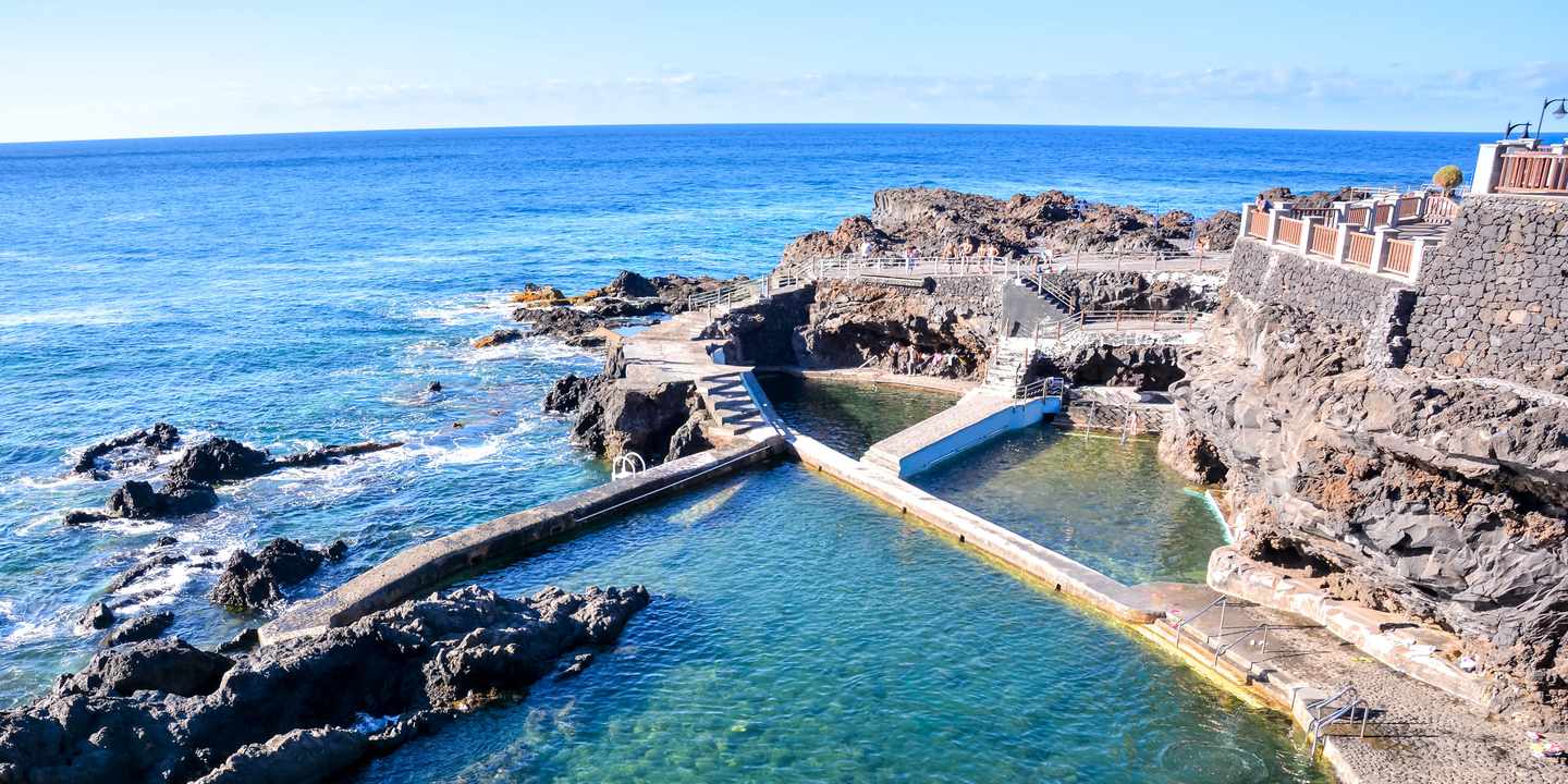 Meerwasserpools auf La Palma an der Lavaküste mit natürlichem Badebecken und Atlantikblick
