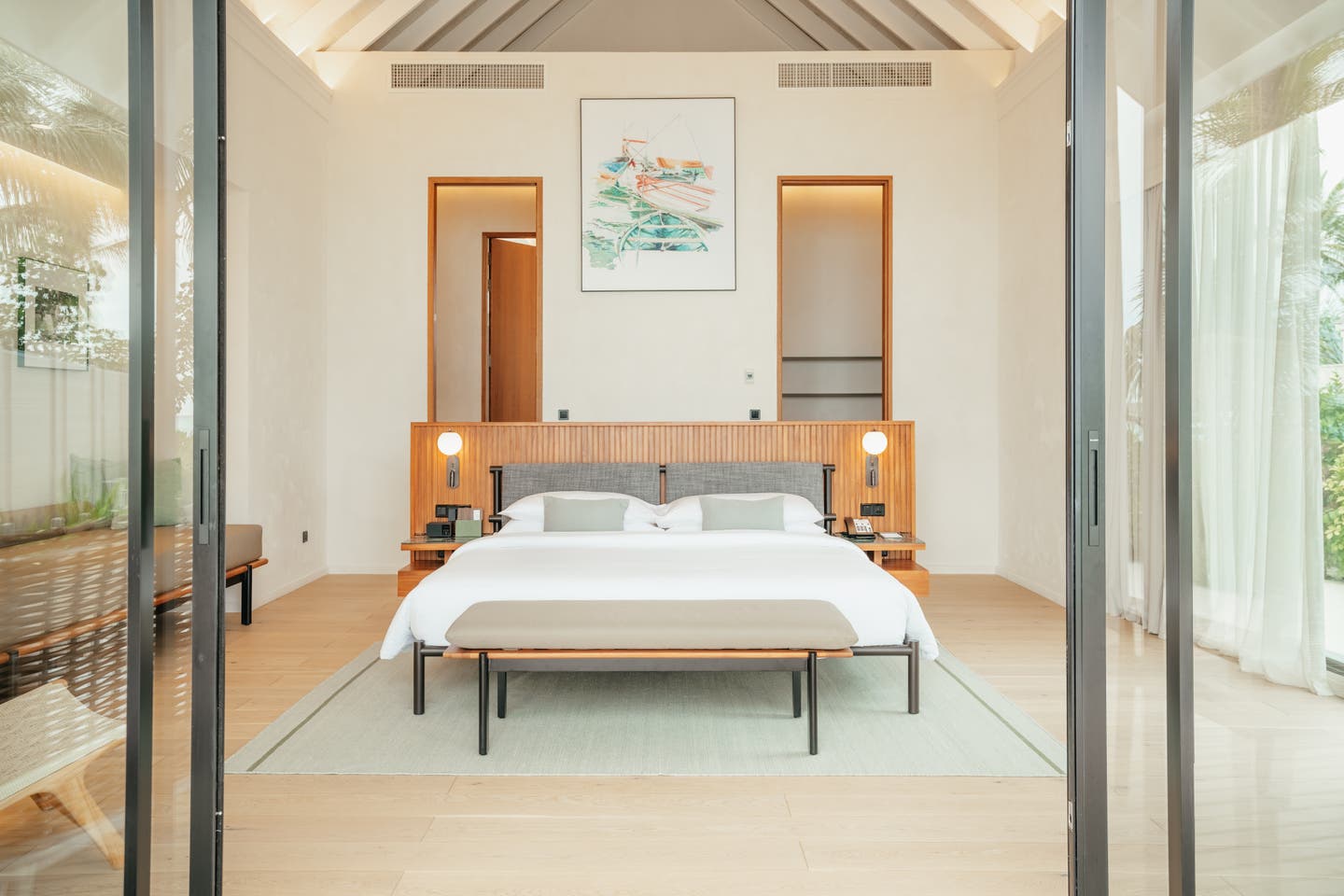 Komfortables Doppelbett in einer Beach Pool Villa