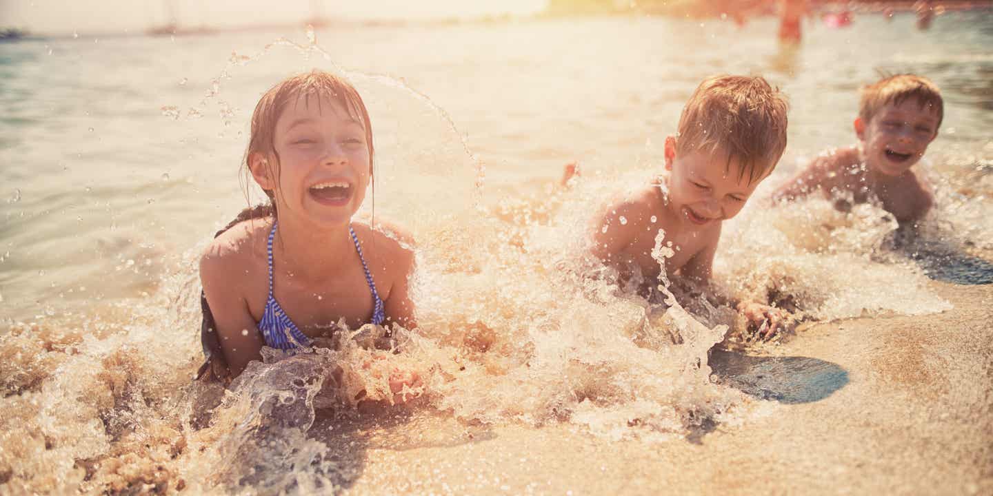 Spielende Kinder am Strand nahe Playa de Palma