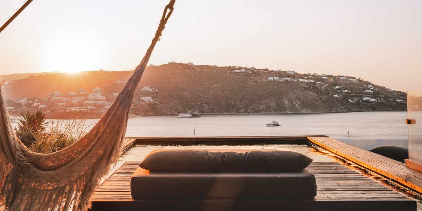 Blick über den Pool auf die Bucht bei einem ananea in Griechenland