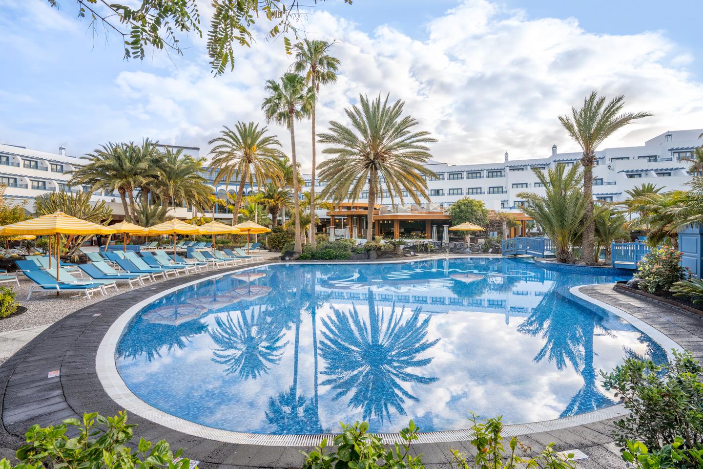 Liegen Pool Palmen