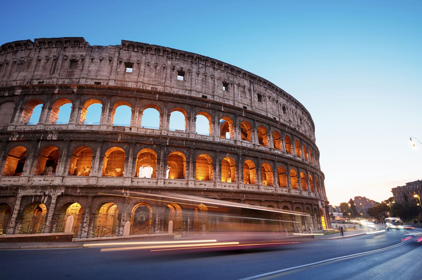rom-colosseum-strasse-t-518201451.jpg