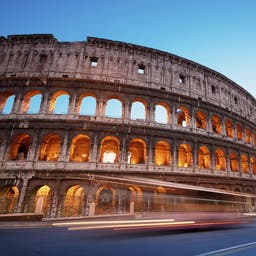 rom-colosseum-strasse-t-518201451.jpg