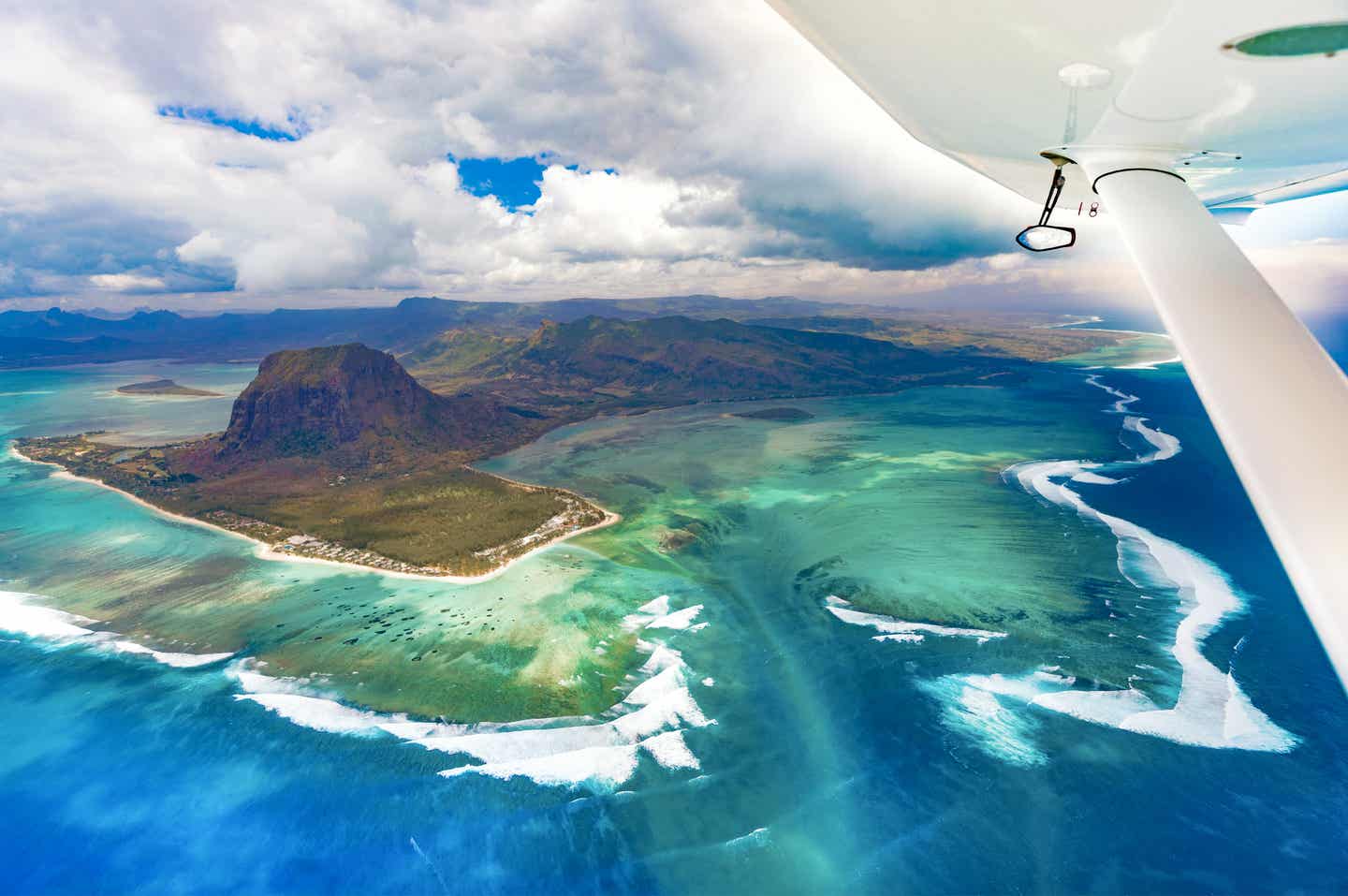 Der Unterwasser-Wasserfall vor der Küste von Mauritius aus der Luft vom Flugzeug aus fotografiert.