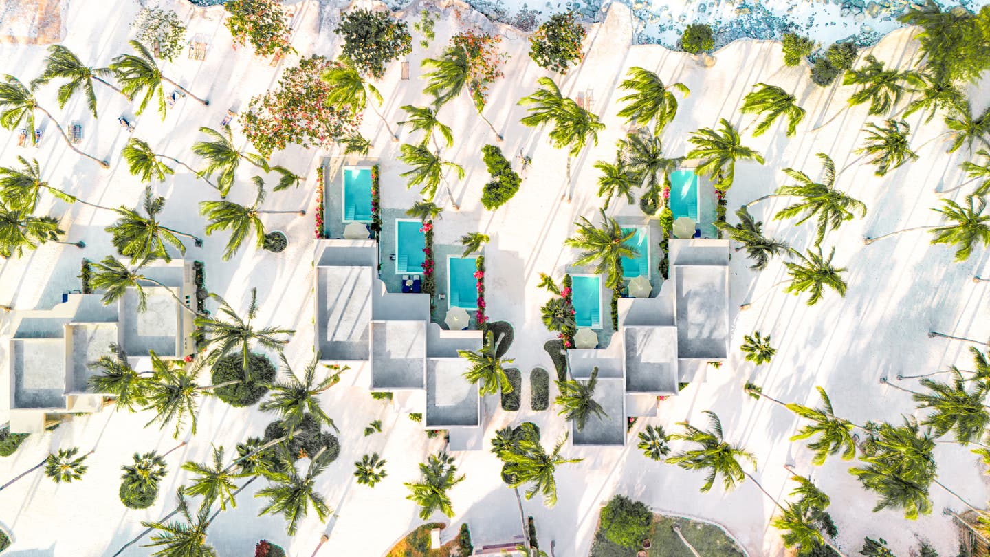 Drohnenbild von Strand und Strandhäusern des Hotels