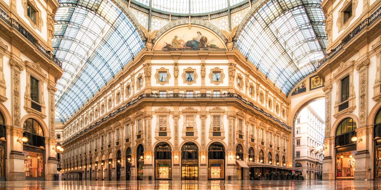Galleria Vittorio Emanuele II in Mailand: Blick auf die prunkvolle Architektur mit Glasdachflächen und goldenen Akzenten