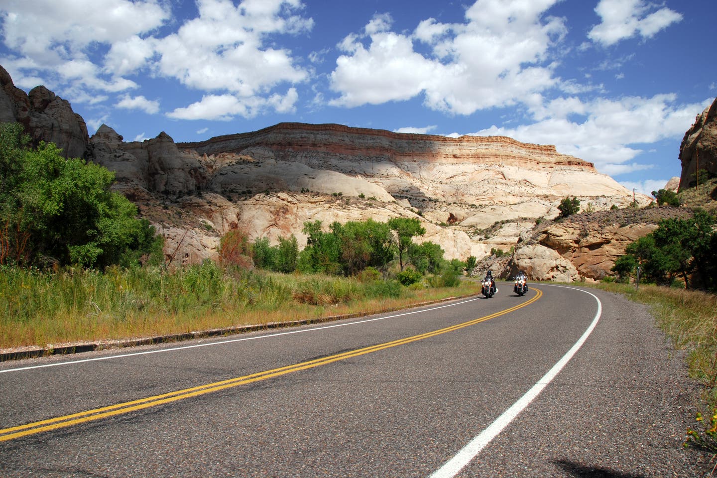 Zwei Biker fahren entspannt die Route 66 entlang 