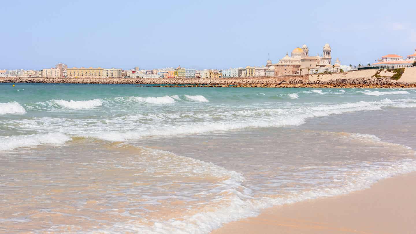 Städte am Meer mit traumhafter Kulisse in Spanien: Die Kathedrale von Cádiz ist direkt an der Küste zu sehen.