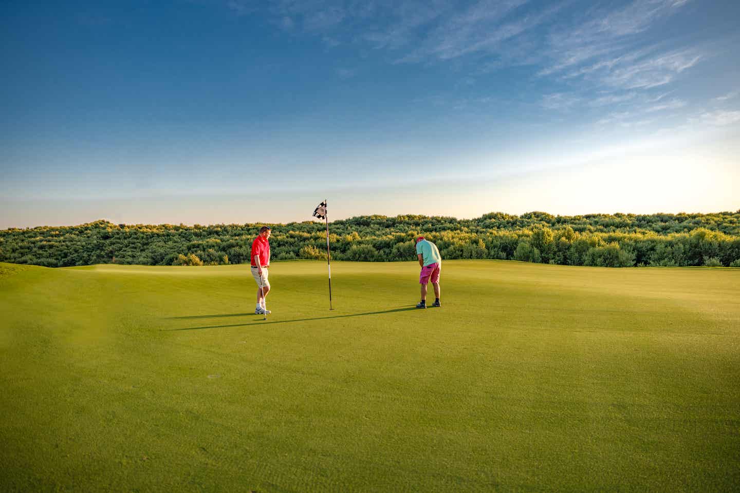 zwei Personen spielen Golf im Al Zorah Golfclub