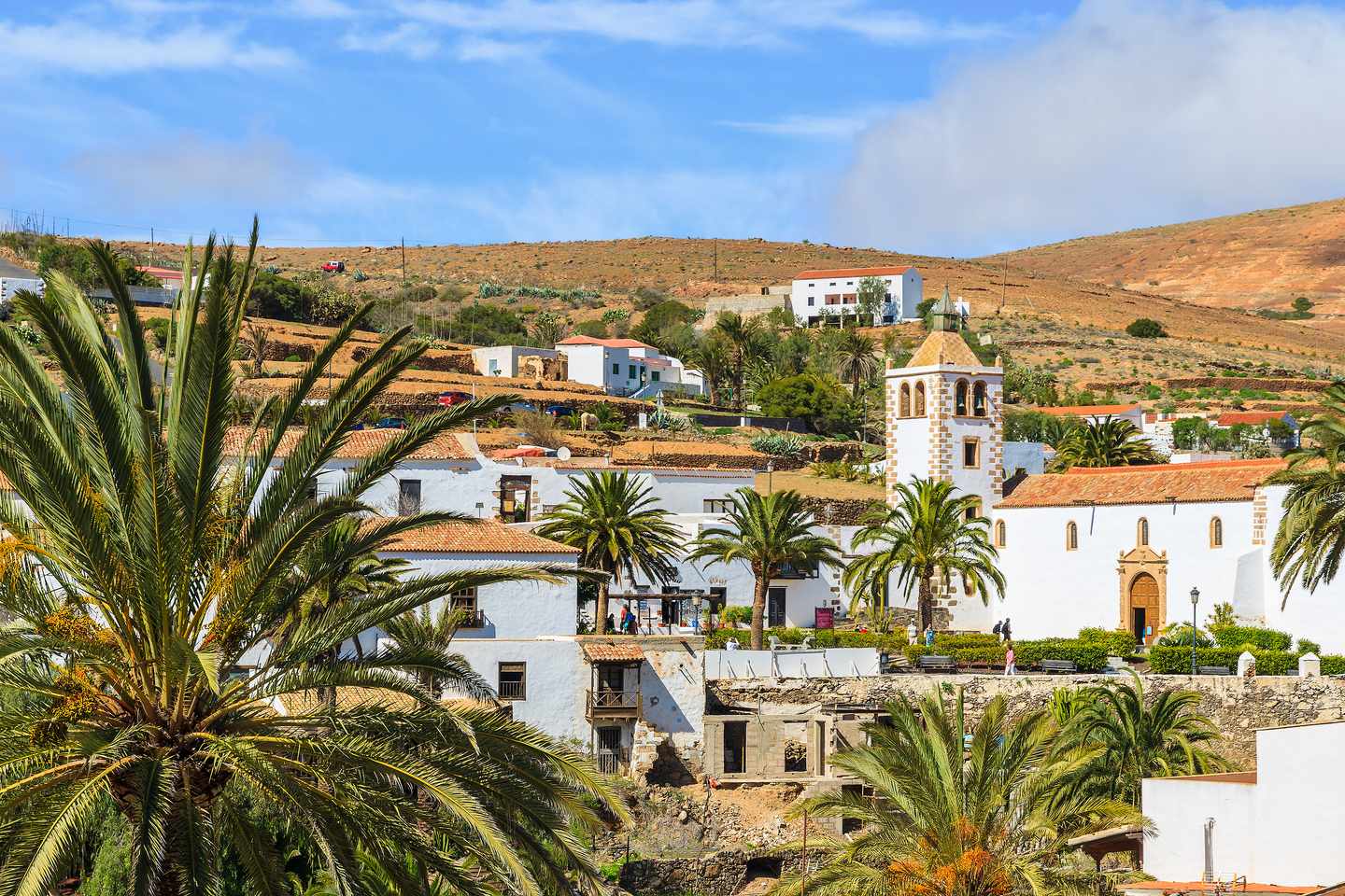 Betancuria auf Fuerteventura mit der Kirche Santa María, Palmen und der trockenen Hügellandschaft im Inselinneren