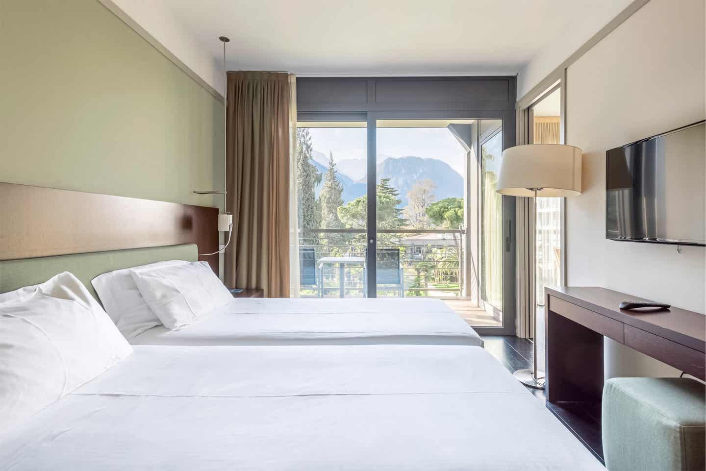 Wohnlich mit Blick ins Grüne – ein Zimmer im Du Lac et Du Parc Resort