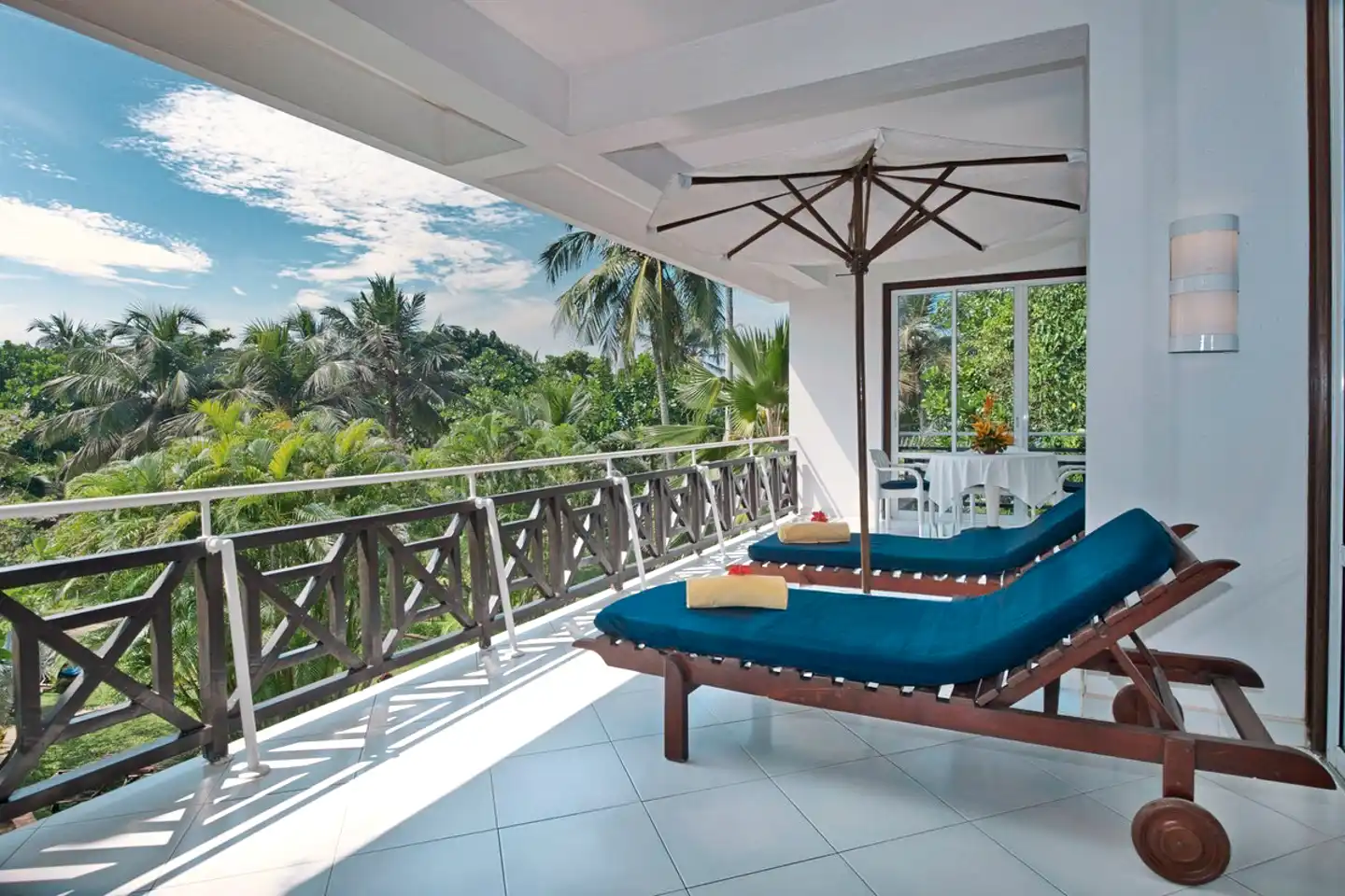 Relaxen mit Ausblick im Lanka Princess Hotel Ruhezone im Lanka Princess Hotel: Holzliegen mit Blick ins Grüne