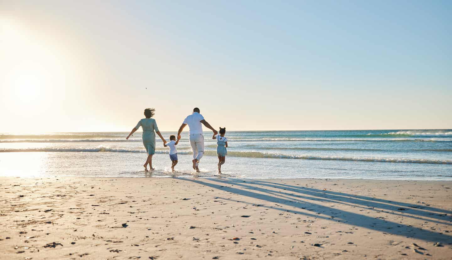 Elternzeit Reisen: Familie am Strand 