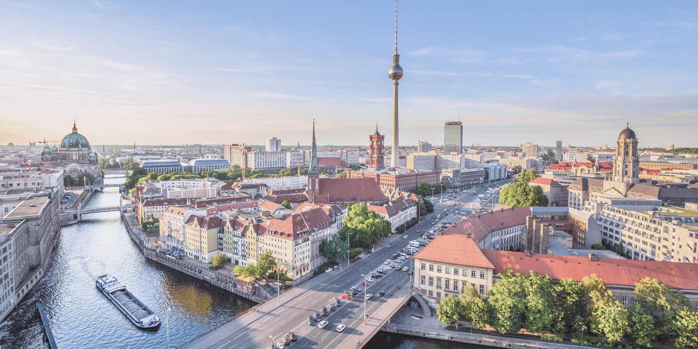 Familienurlaub Deutschland: Blick über Berlin mit Fernsehturm und Spree