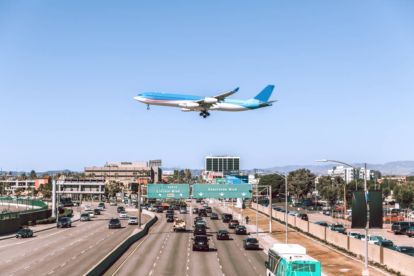 Städtereisen mit Flug. USA: Flieger landet in Los Angeles