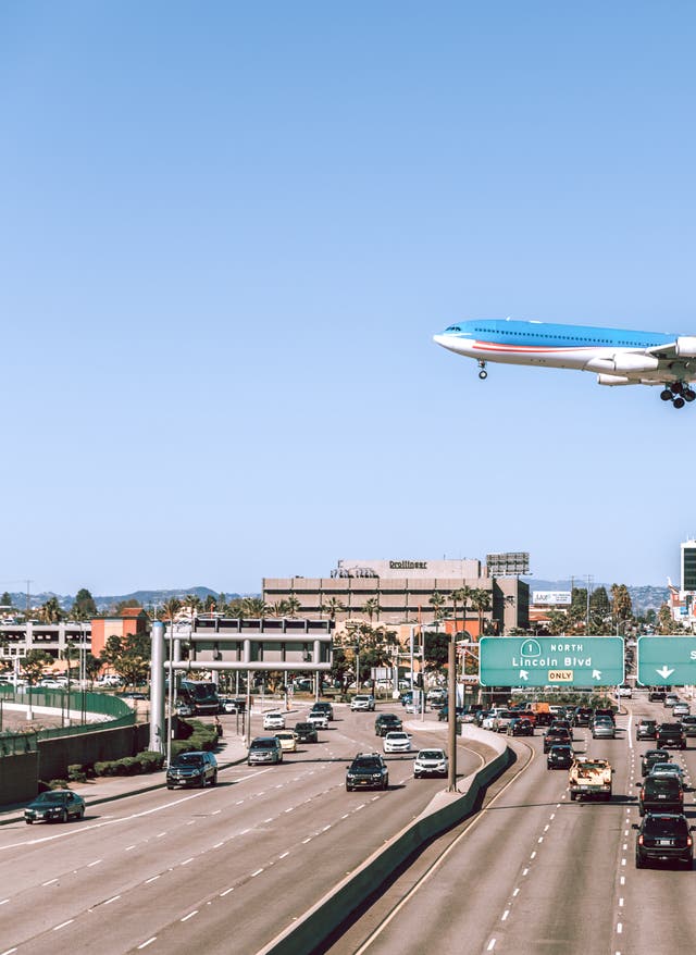 Städtereisen mit Flug Städtereisen mit Flug. USA: Flieger landet in Los Angeles