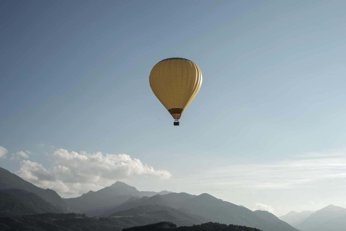 Oberbayern Urlaub mit DERTOUR. Heissluftballon über den Chiemgauer Alpen