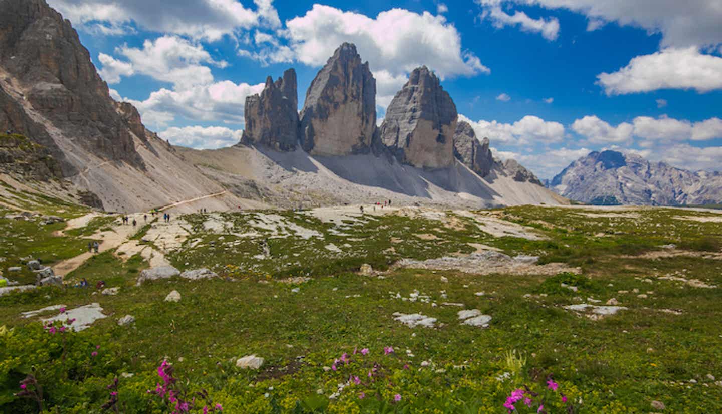 Blick bei einer Wanderung auf die Drei Zinnen in Südtirol