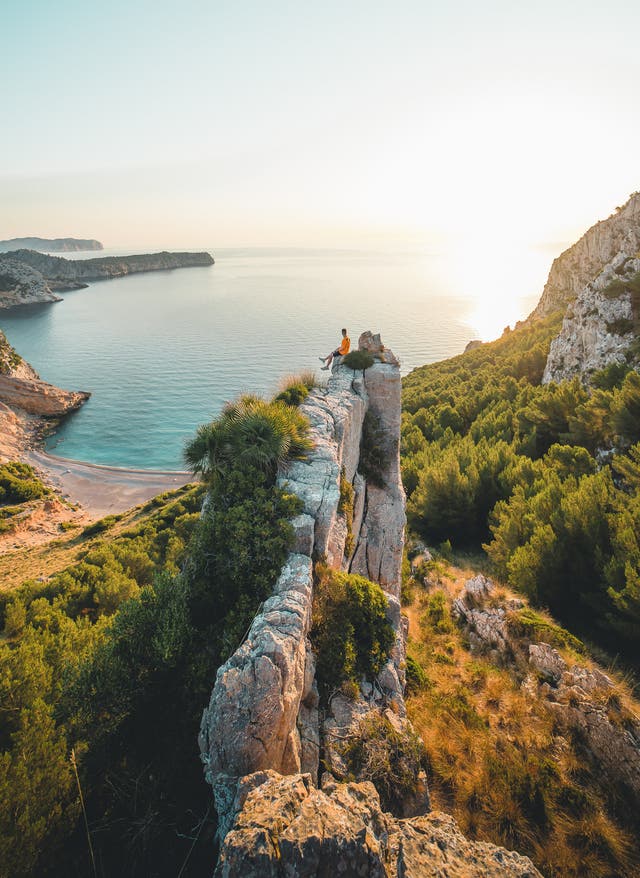 Mallorca-Geheimtipps Mallorca neu entdecken – bezaubernder Sonnenuntergang über der Victoria-Halbinsel
