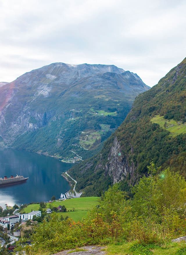 Hotel in Norwegen buchen Schiff auf Fjord in Norwegen