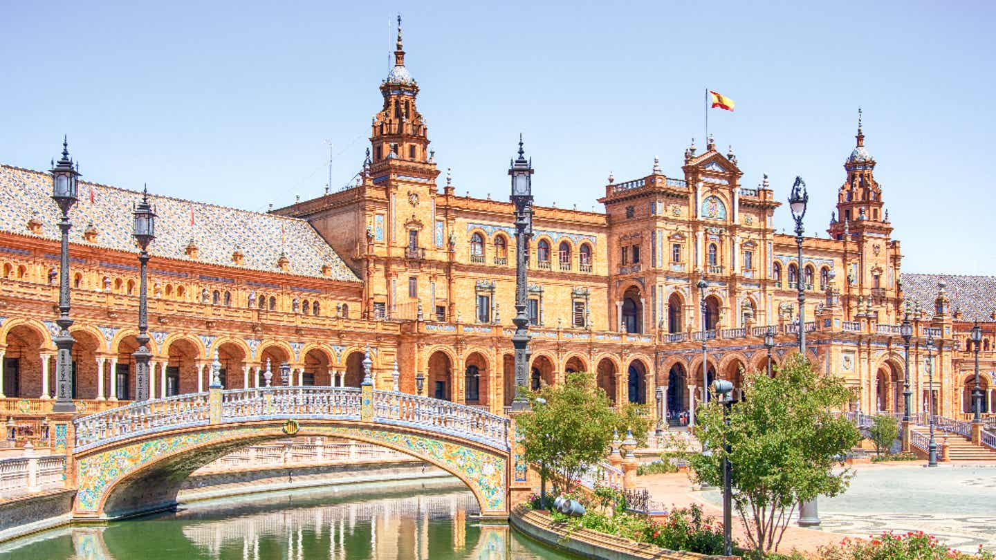 Plaza de España in Sevilla bei Sonnenschein – beliebtes Reiseziel zur besten Reisezeit für Andalusien