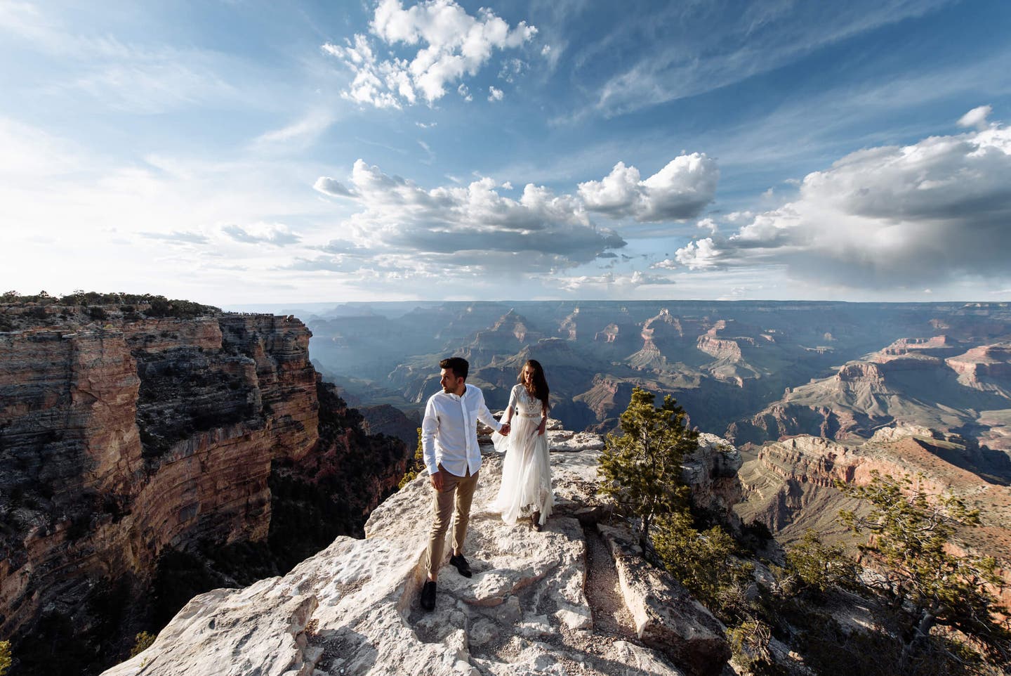 Heiraten im Ausland: Brautpaar vor Canyon