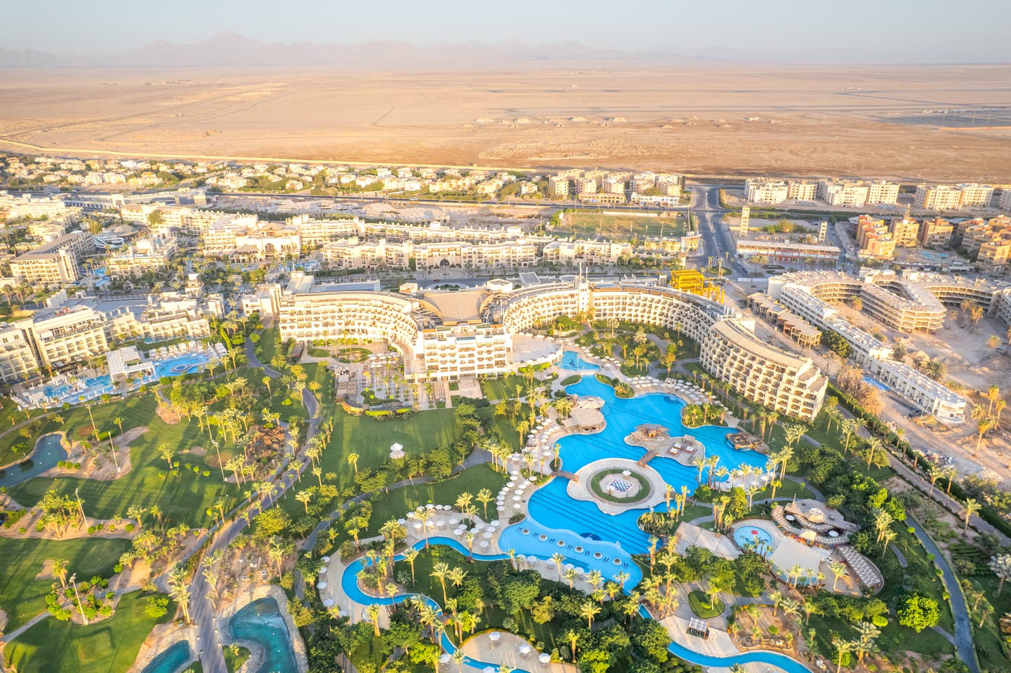 Luftbild der gesamten Hotelanlage mit Unterkünften, Pools und Gärten