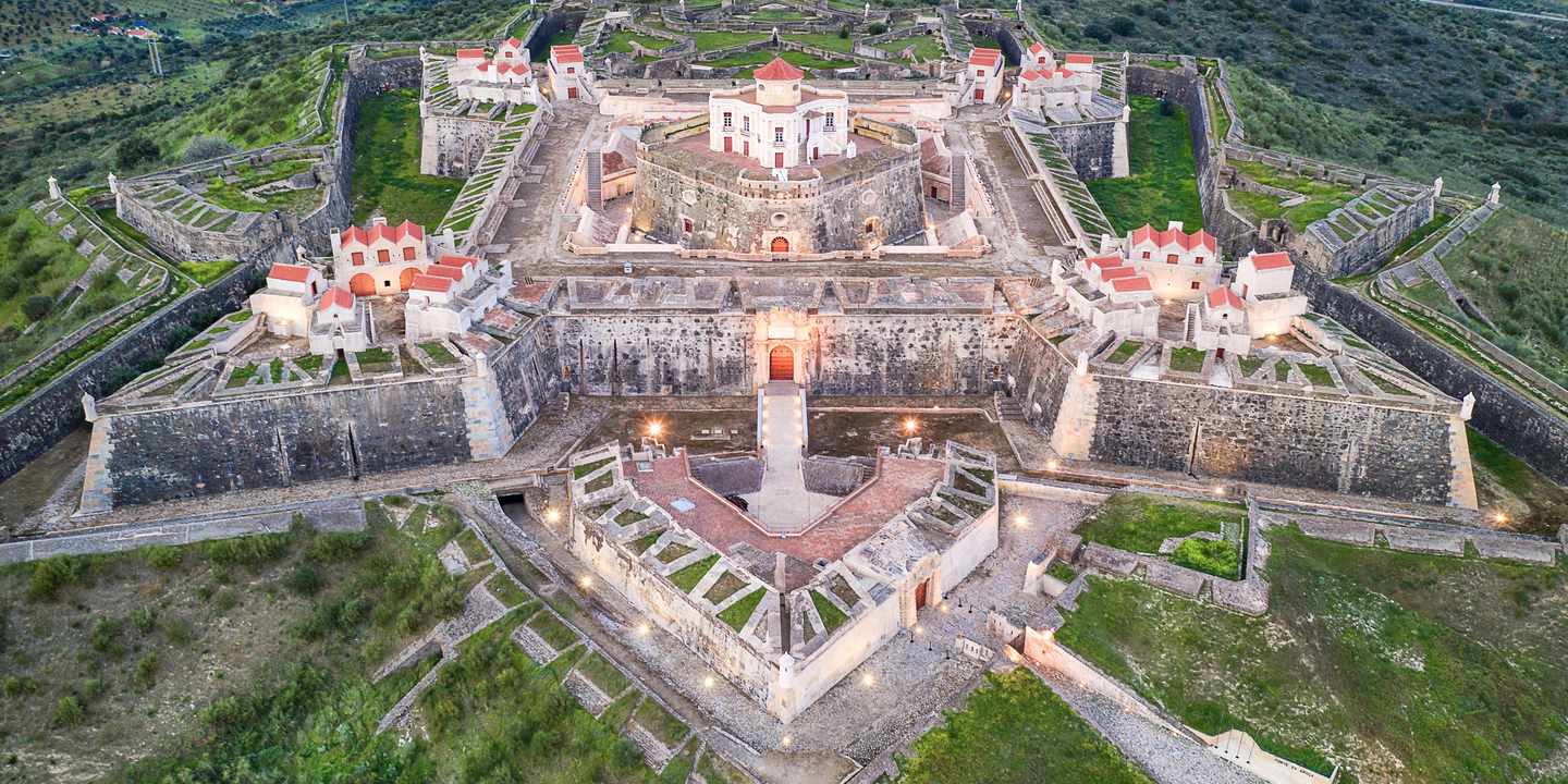 Luftaufnahme der Festung Forte da Graça bei Elvas im Alentejo mit sternförmiger Anlage und massiven Mauern