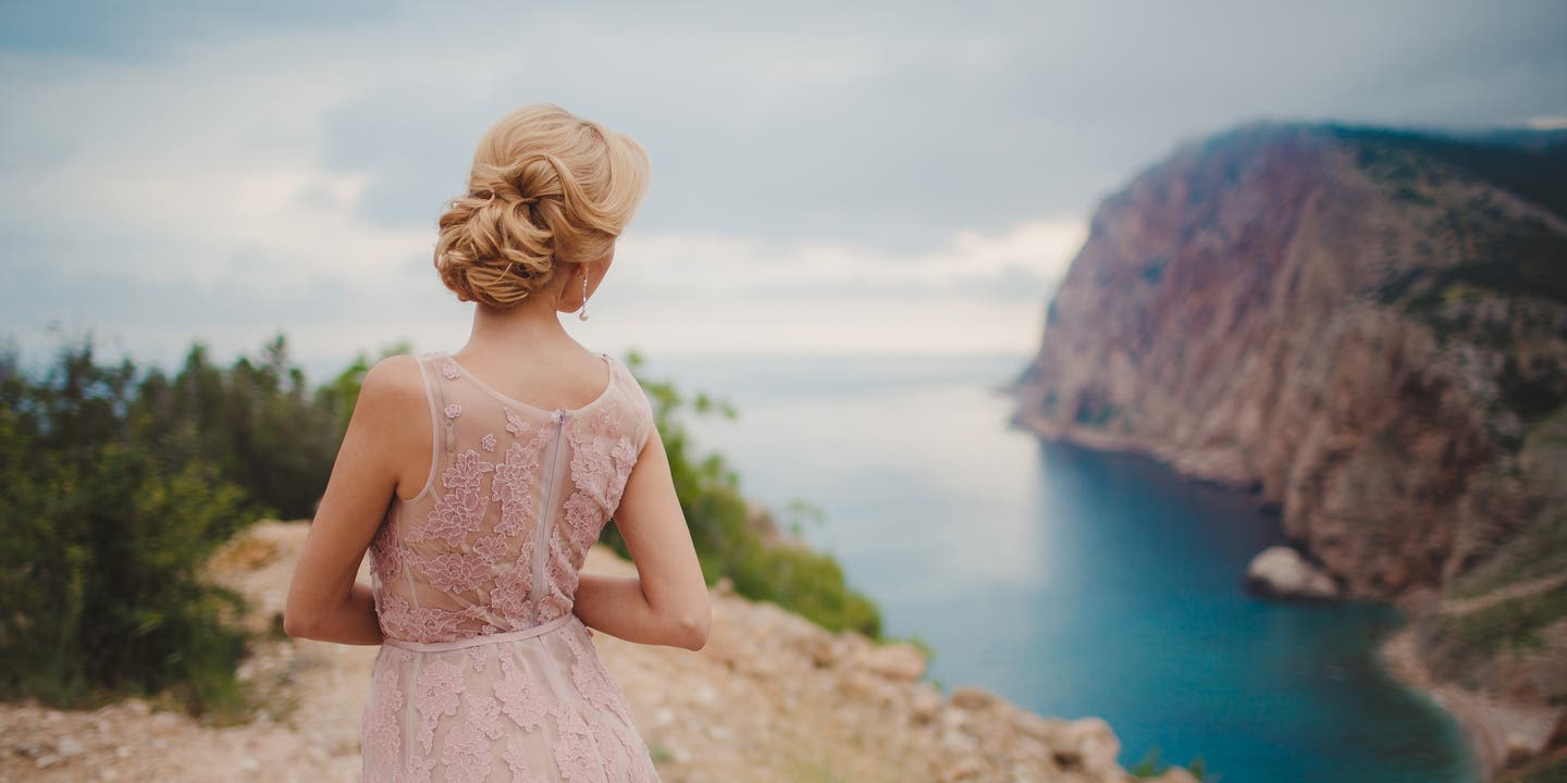 Braut vor Bucht auf Mallorca