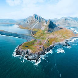 island-landschaft-kueste-meer-berge-luftaufnahme-g-2192837020.jpeg