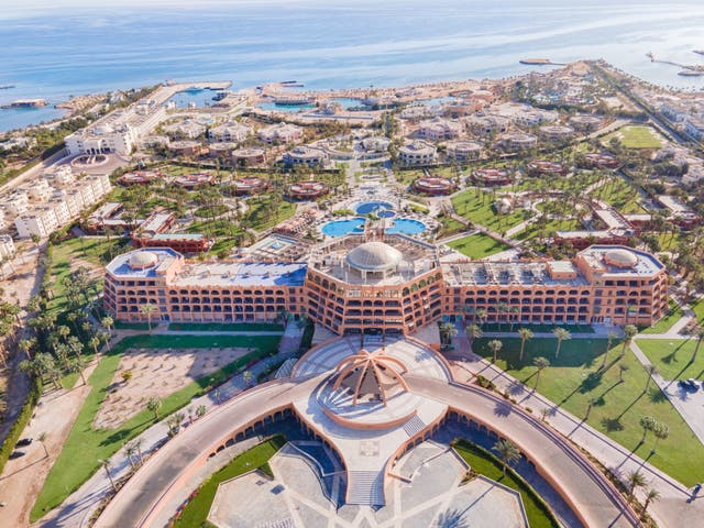 Außenansicht der gesamten Hotelanlage mit Strand