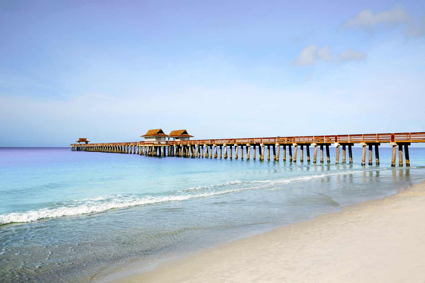 Der lange Pier am Naples Beach in Florida bei klarem Himmel