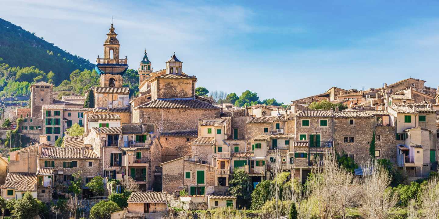 Blick auf das Bergdorf Valldemossa, das zu den bekanntesten Zielen im Mallorca-Urlaub gehört
