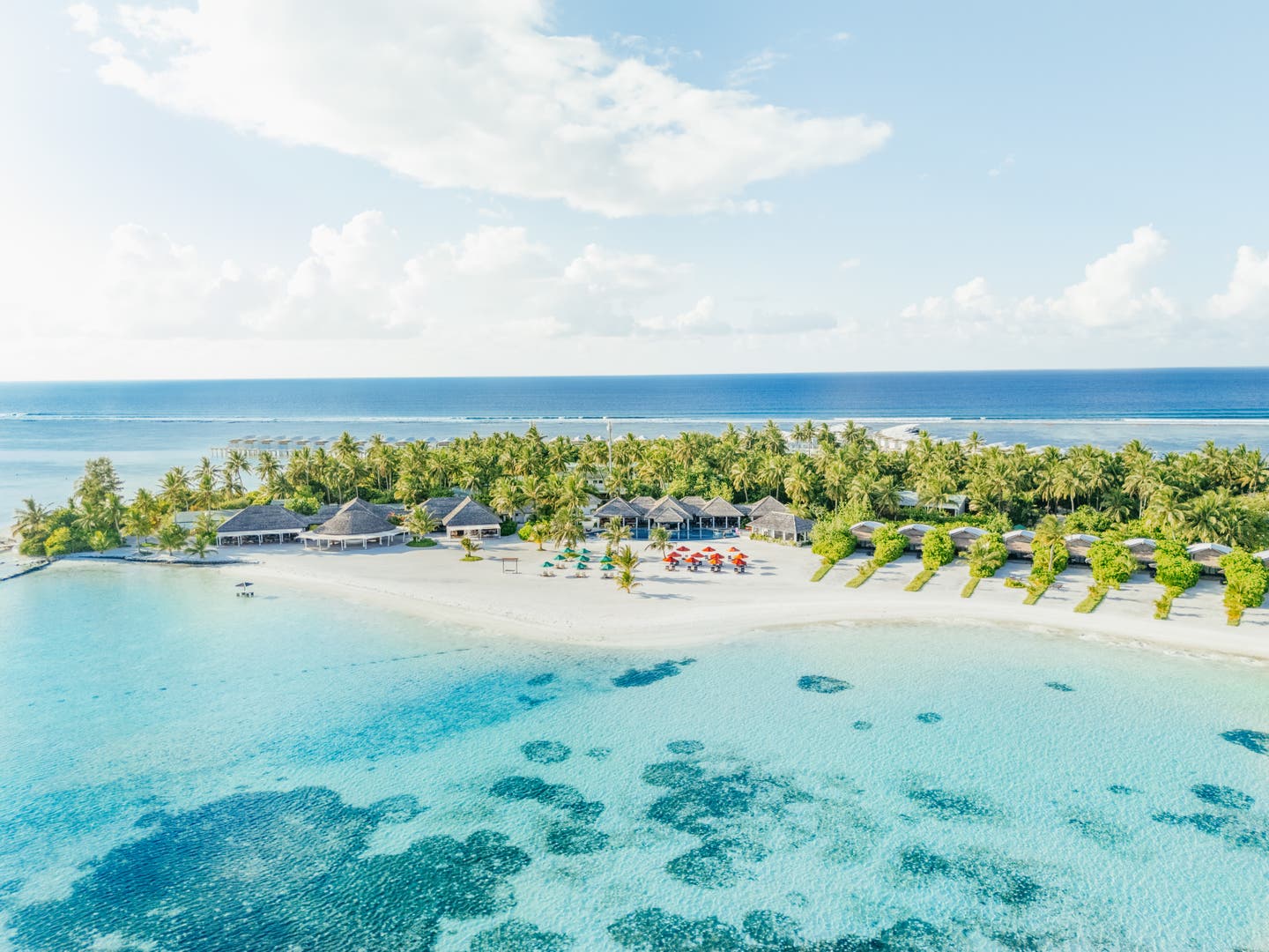Luftbild des Meemu Atolls mit der Hotelanlage