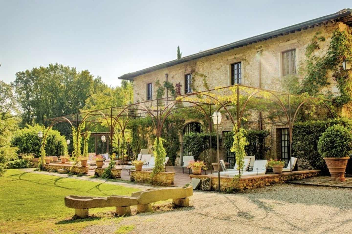 Schönste Hotels Italien Borgo San Luigi Toscana Resort Garten mit Sonnenterrasse