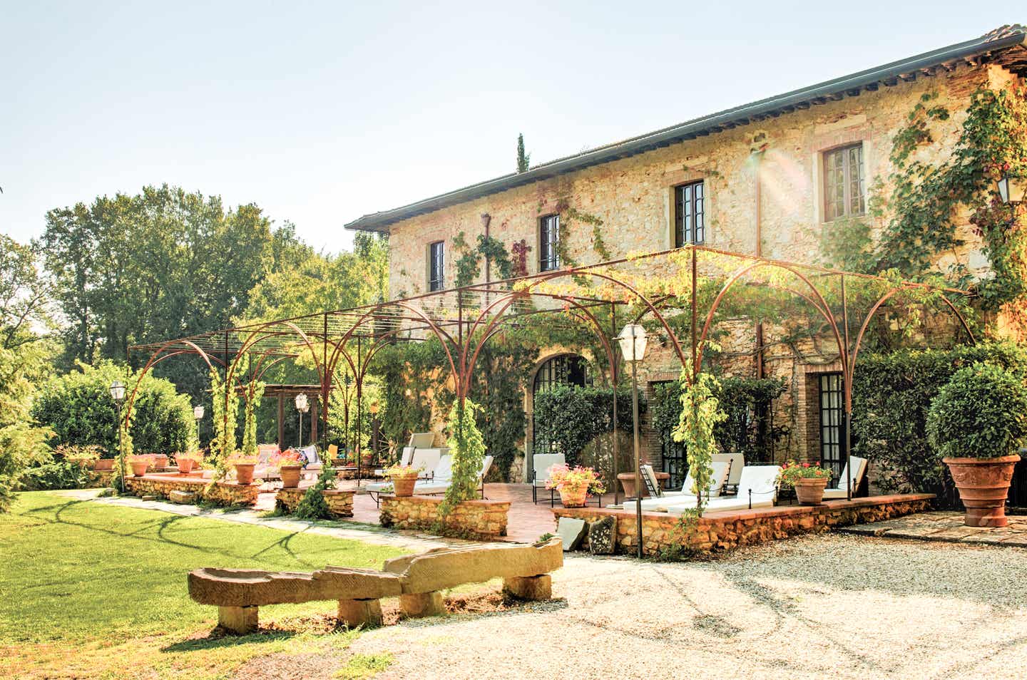 Die Terrasse des Borgo San Luigi Toscana Resort Schönste Hotels Italien Borgo San Luigi Toscana Resort Garten mit Sonnenterrasse