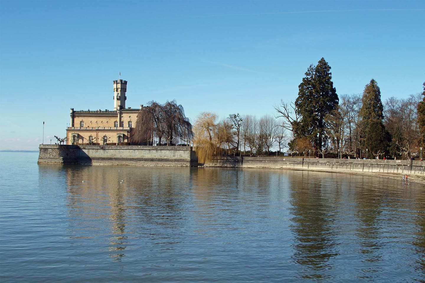 Schloss Montfort am Ufer des Bodensees